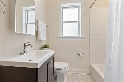 $375,000 | 1226 Elmwood Avenue, Unit 1W, Evanston, IL 60202