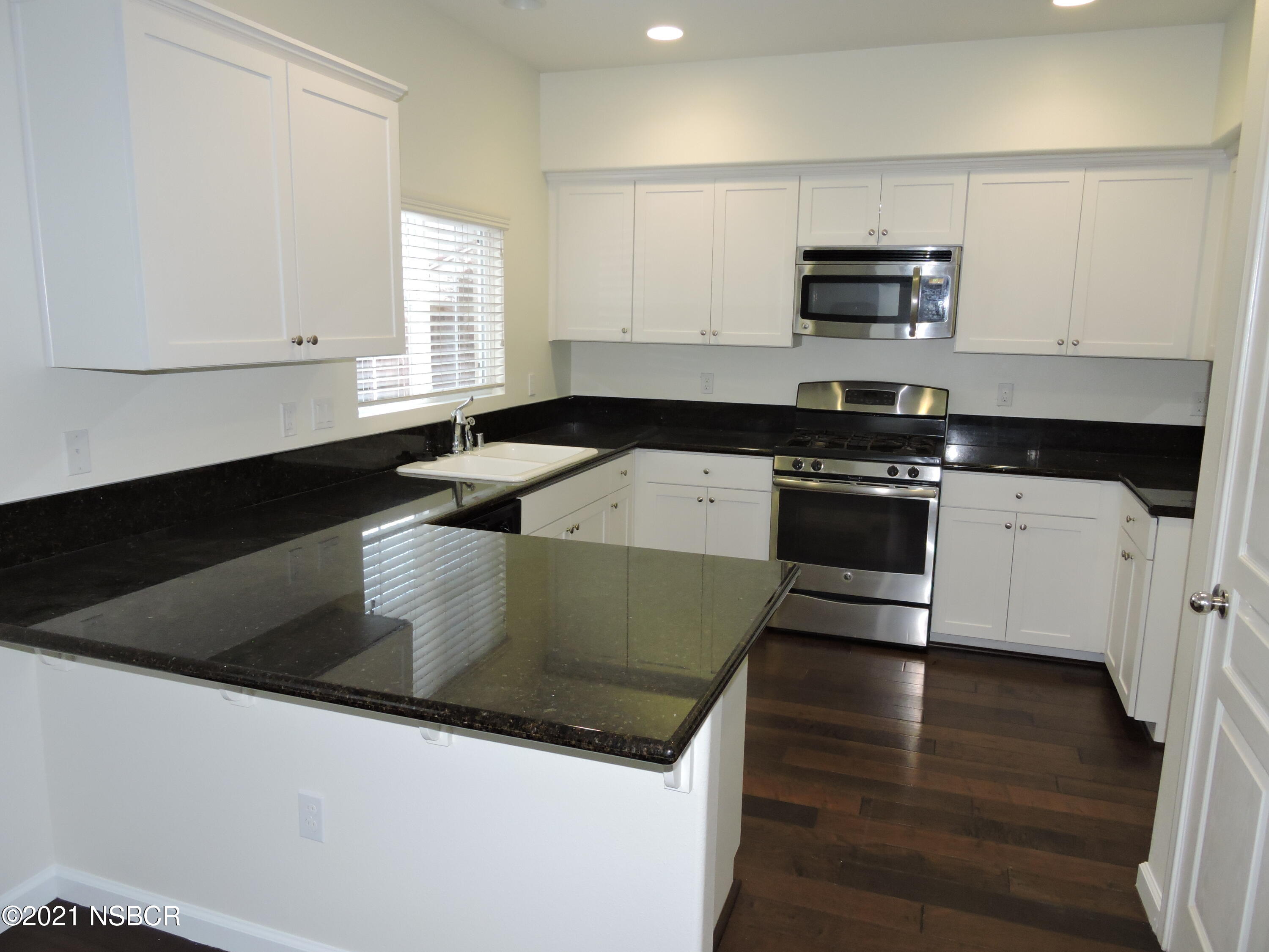 2000 Green Ridge Circle Lompoc, CA 93436 - Photo 6 of 20 Lots of counter space