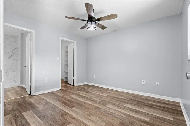 a view of a livingroom with a ceiling fan