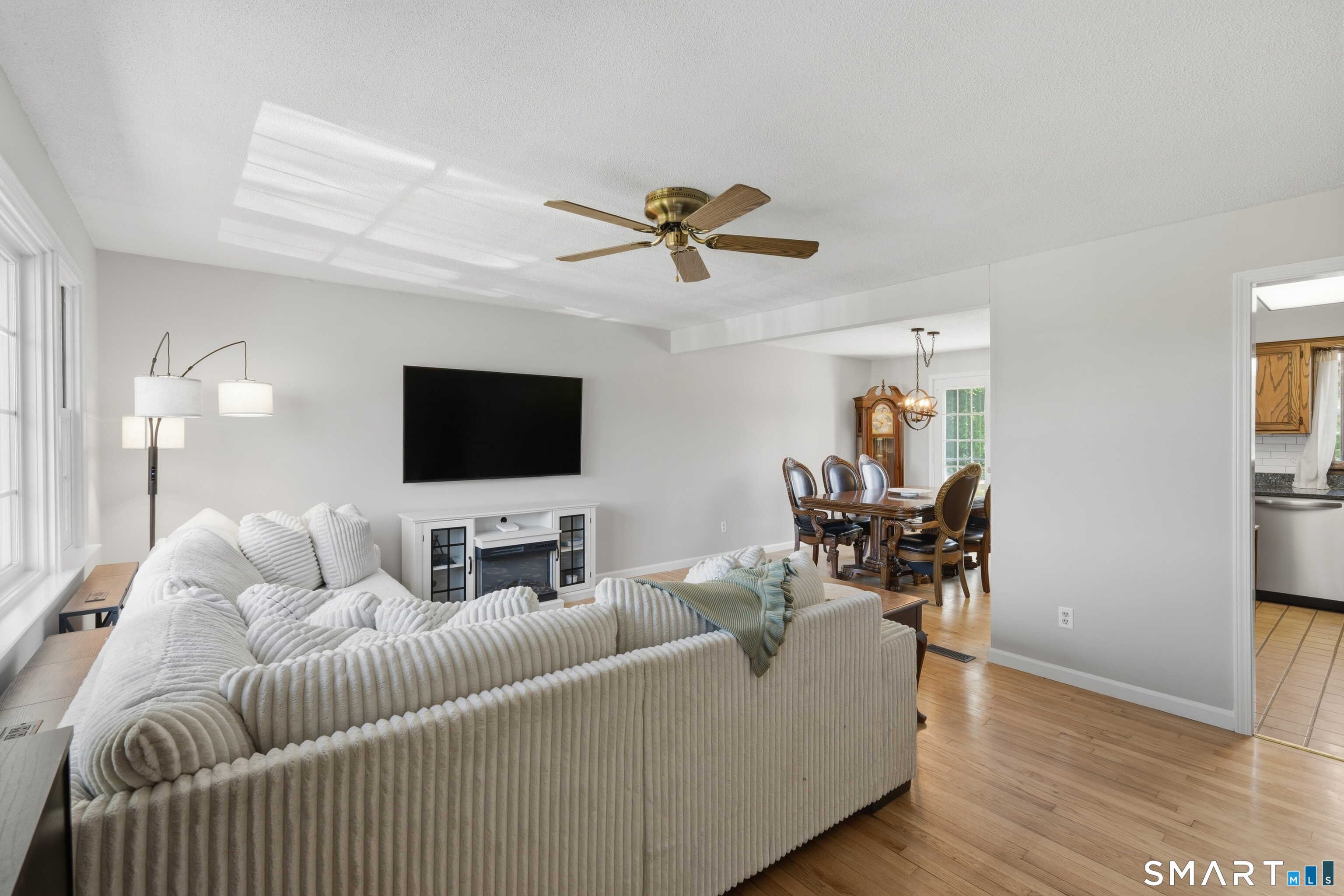 699 Selbys Pond Road Stratford, CT 06615 - Photo 6 of 31