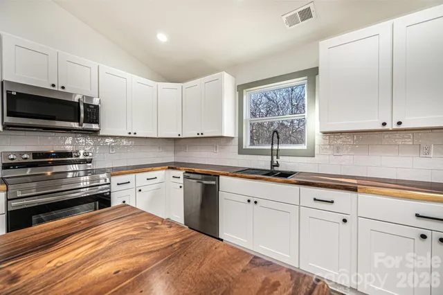 a view of utility room