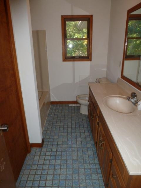 343 North Broton Road Muskegon, MI 49442 - Photo 14 of 24 14-Full Bath