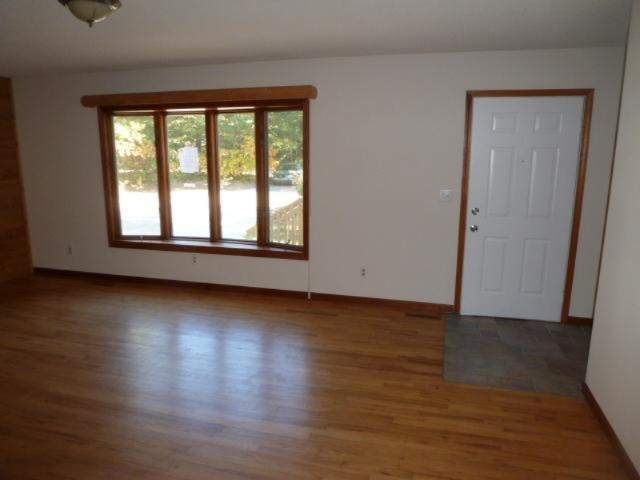 343 North Broton Road Muskegon, MI 49442 - Photo 8 of 24 8-Living Room(2)