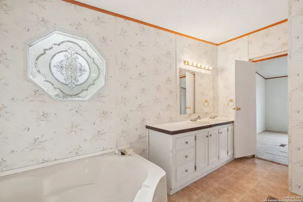 $240,000 | 140 Lake Terrace Drive, Lakehills, TX 78063