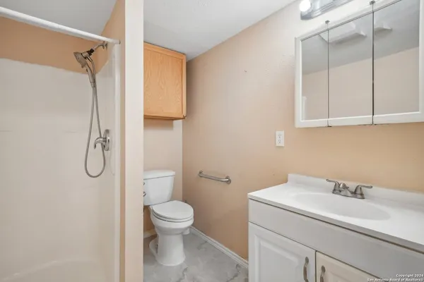 $240,000 | 140 Lake Terrace Drive, Lakehills, TX 78063