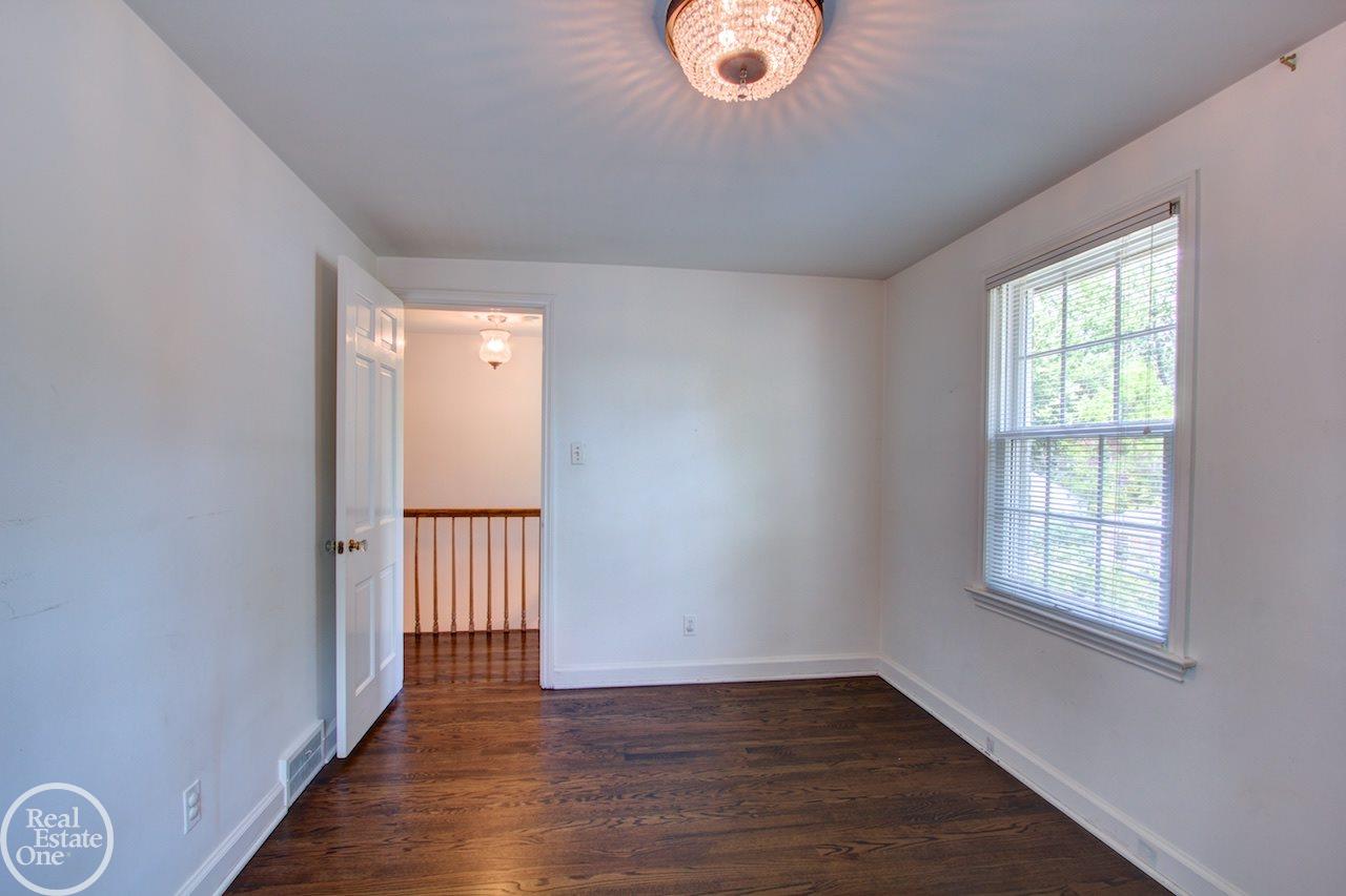 1716 Severn Road Grosse Pointe, MI 48236 - Photo 39 of 49 31354824-38.JPG