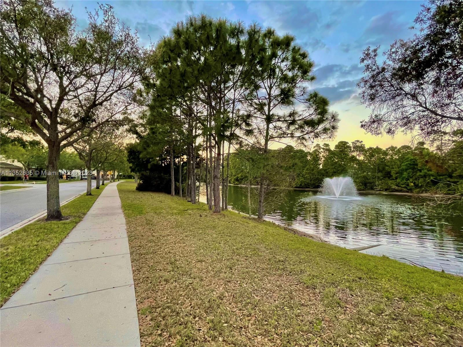 128 Midleton Way Jupiter, FL 33458 - Photo 22 of 39 a lake view with a fountain