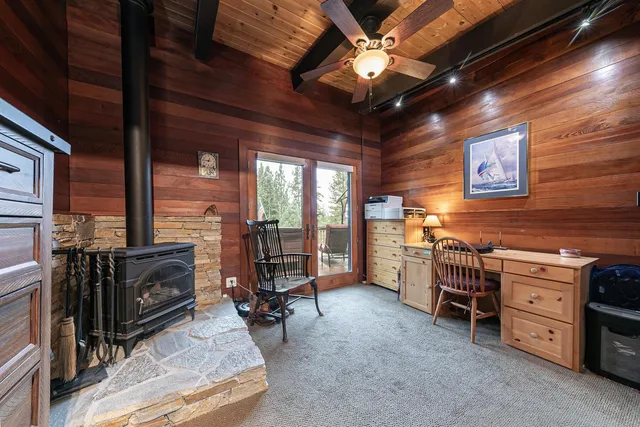 a view of livingroom with furniture