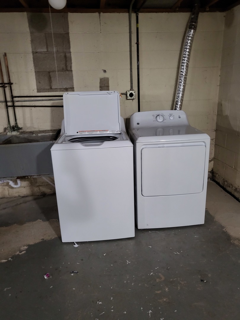 3328 Butler Avenue Steger, IL 60475 - Photo 20 of 22 a utility room with dryer and washer
