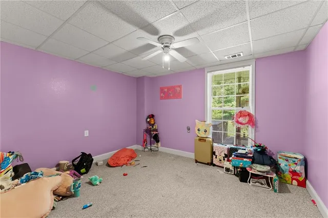 a view of a house with backyard and garden