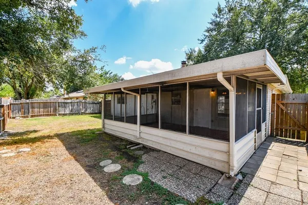 a view of a house with a backyard