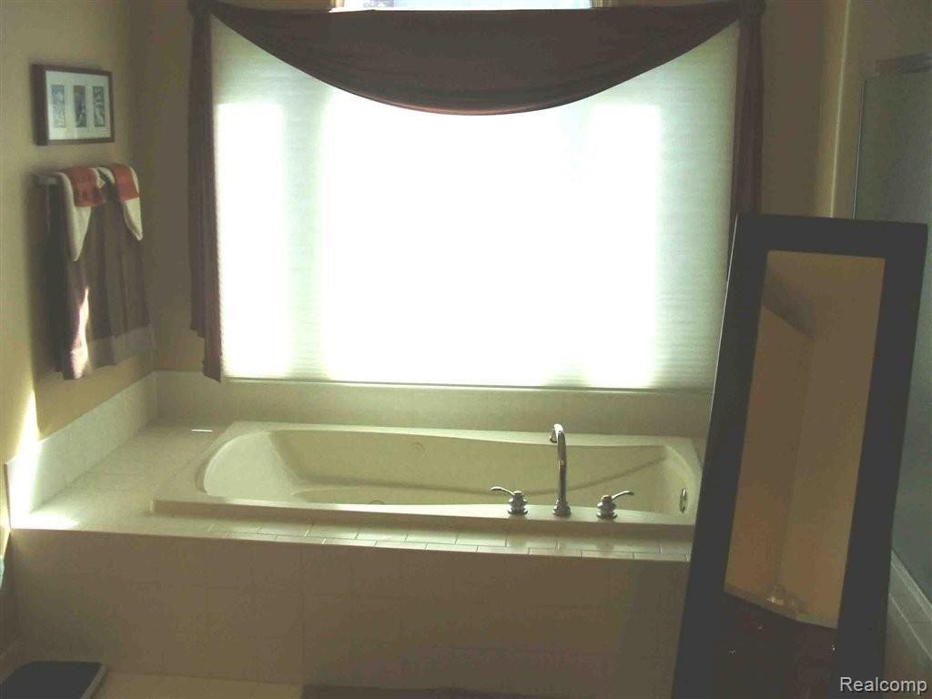 48241 Inveraray Road Canton, MI 48188 - Photo 15 of 33 MASTER BATH JETTA TUB