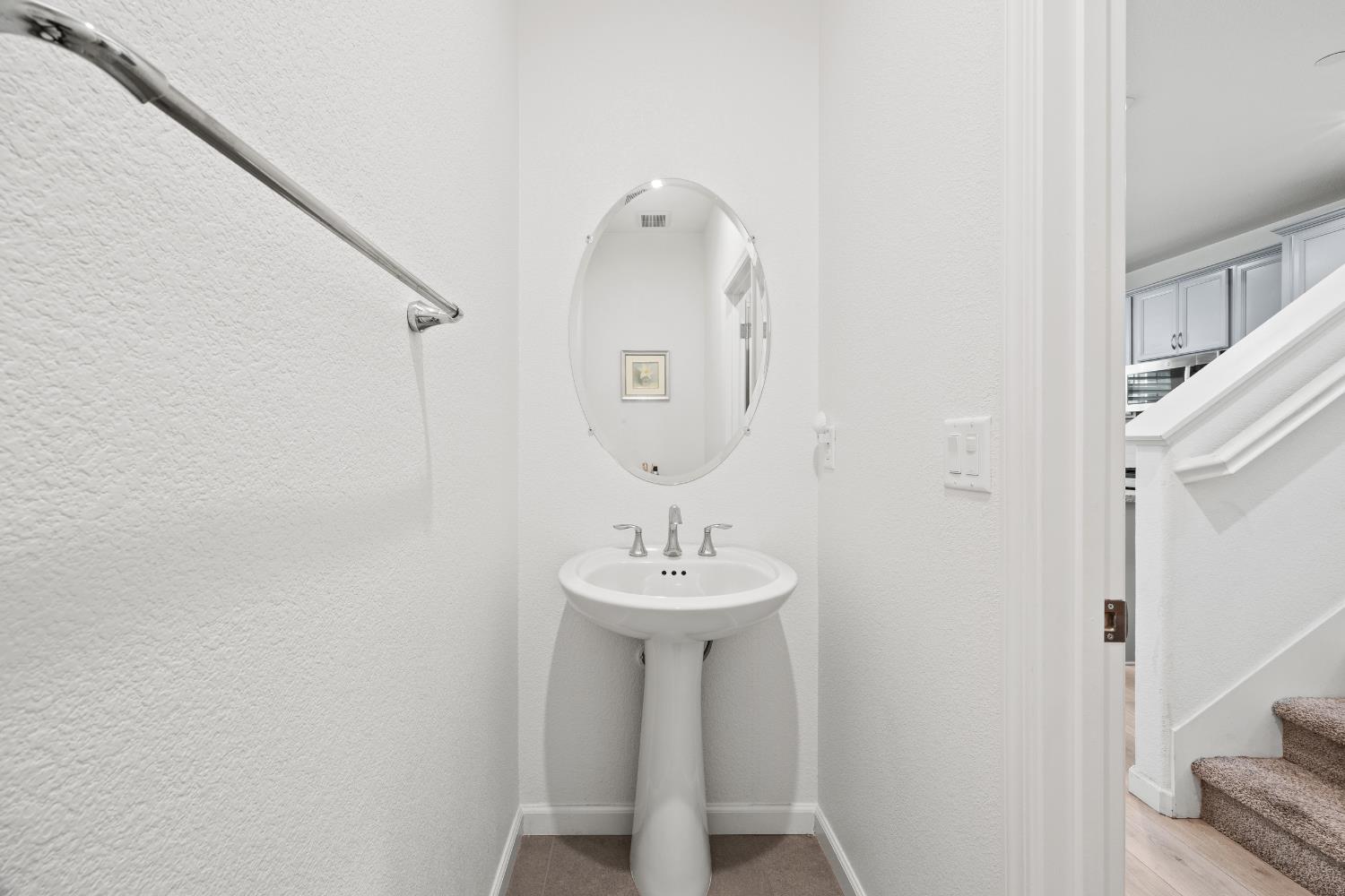 1048 Knox Way Roseville, CA 95747 - Photo 15 of 29 a bathroom with a sink and a mirror