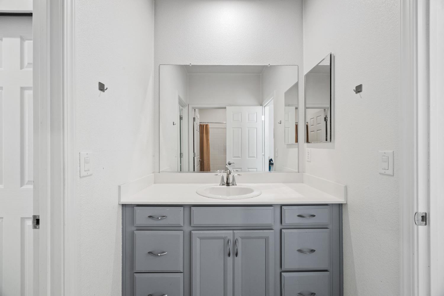 1048 Knox Way Roseville, CA 95747 - Photo 19 of 29 a bathroom with a sink and a mirror