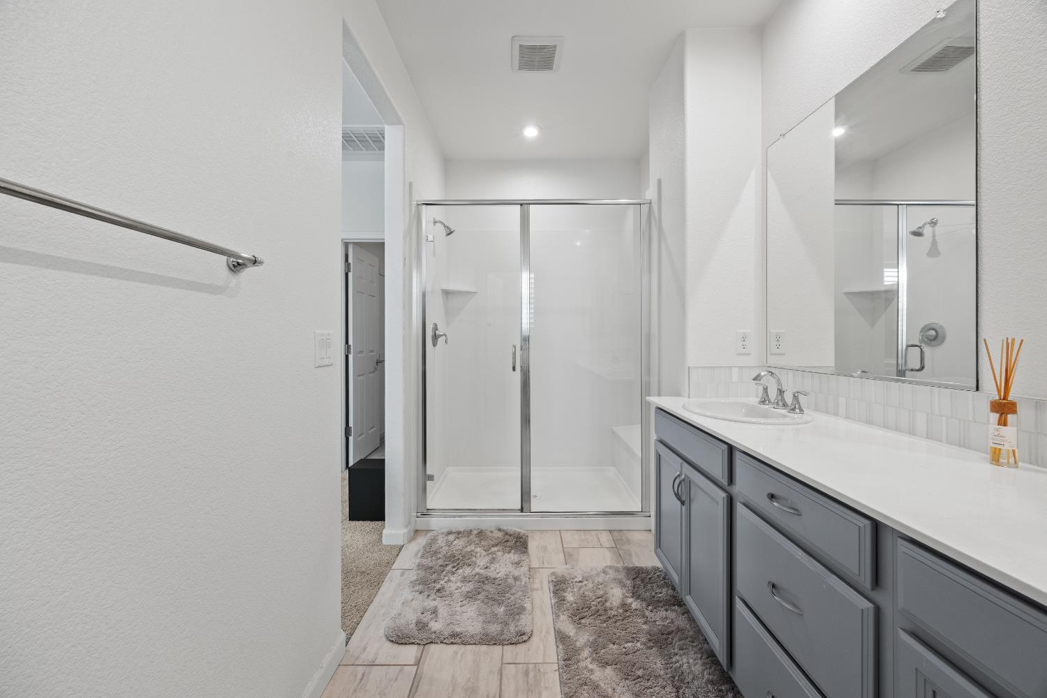 1048 Knox Way Roseville, CA 95747 - Photo 25 of 29 a bathroom with a sink and a mirror