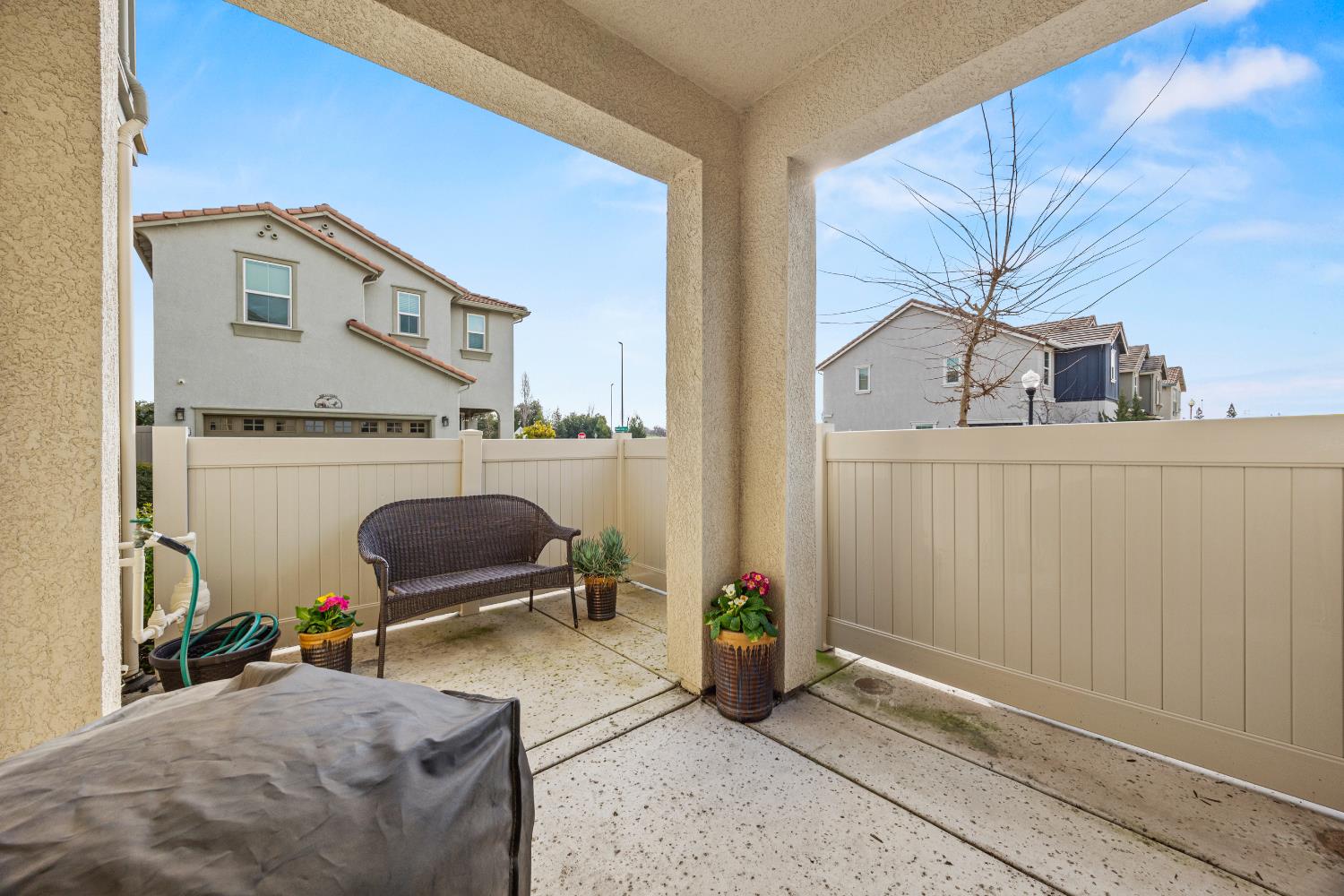 1048 Knox Way Roseville, CA 95747 - Photo 28 of 29 a living room with furniture