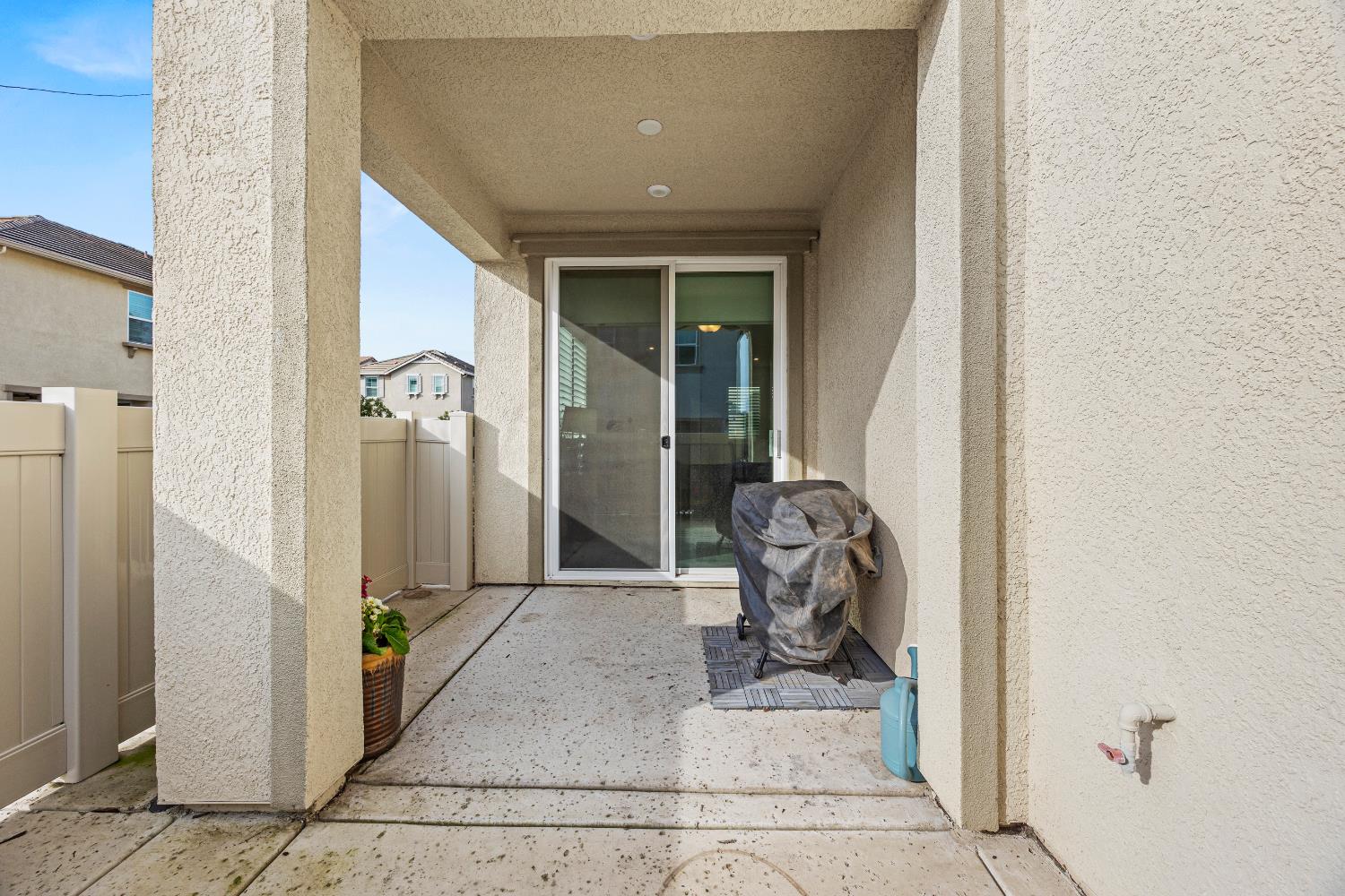 1048 Knox Way Roseville, CA 95747 - Photo 29 of 29 a front view of a house