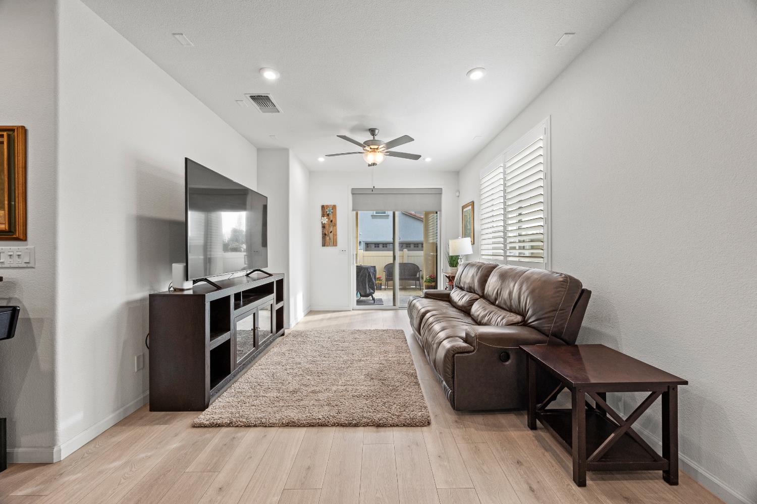 1048 Knox Way Roseville, CA 95747 - Photo 6 of 29 a living room with furniture and a flat screen tv