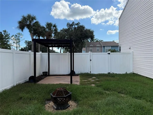 a view of a backyard