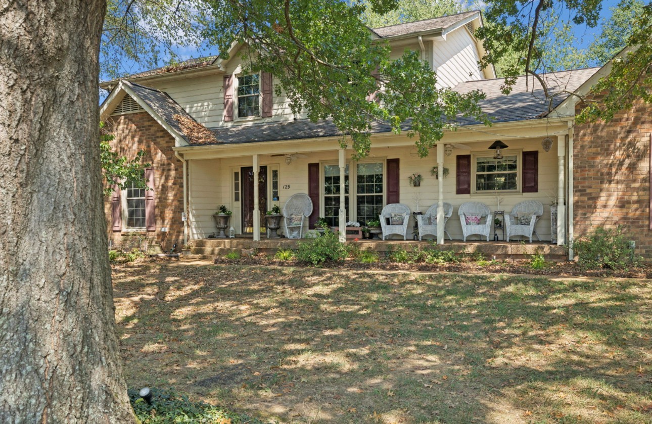 129 West Ridge Drive Hendersonville, TN 37075 - Photo 3 of 44 a front view of a house with garden