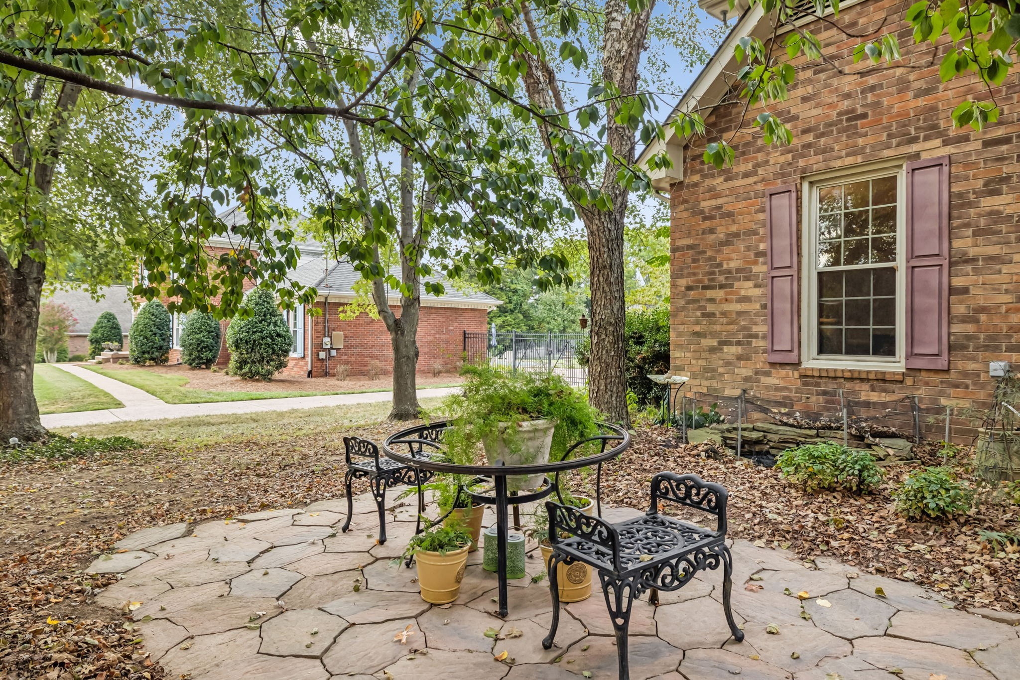 129 West Ridge Drive Hendersonville, TN 37075 - Photo 5 of 44 a view of a patio with table and chairs and potted plants