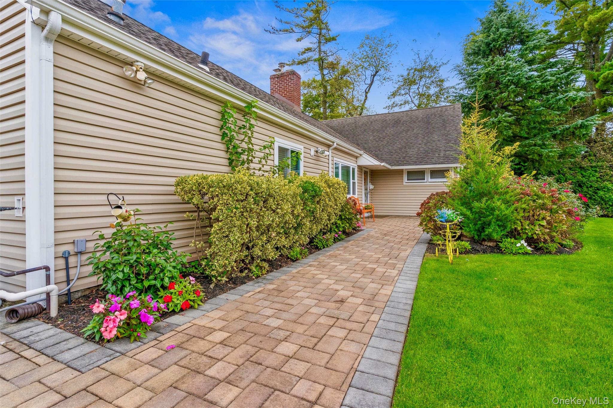 262 Channon Road Hewlett, NY 11557 - Photo 9 of 27 a view of a house with a garden