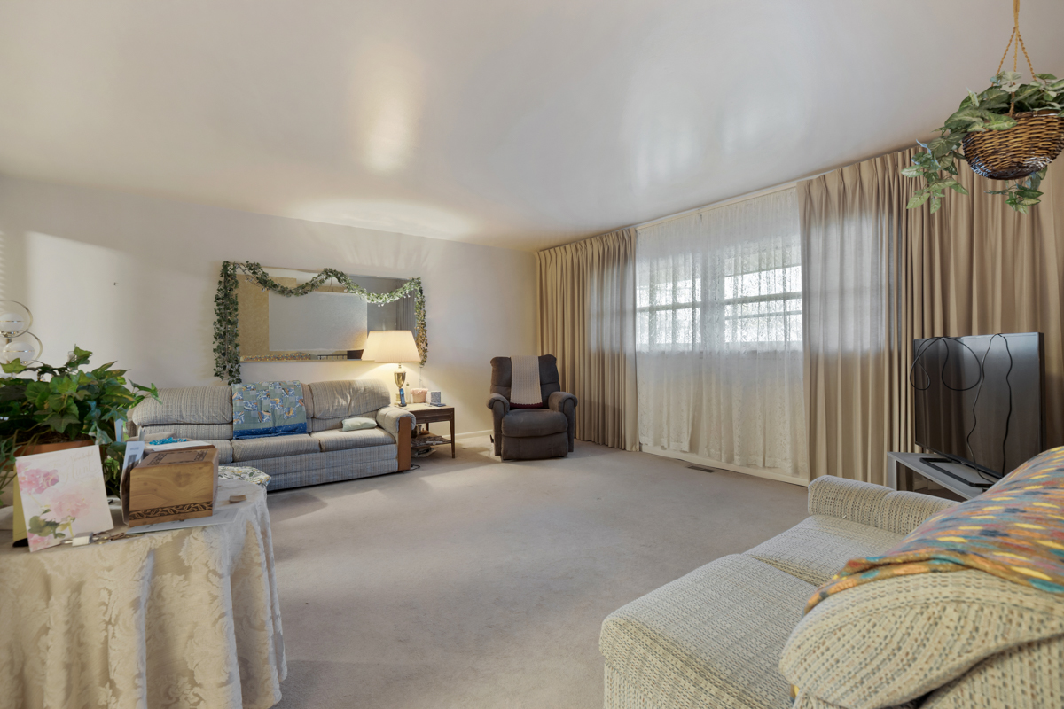 75 Kendal Road Elk Grove Village, IL 60007 - Photo 3 of 24 Gallery Image 3