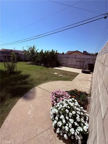 a view of a back yard of the house