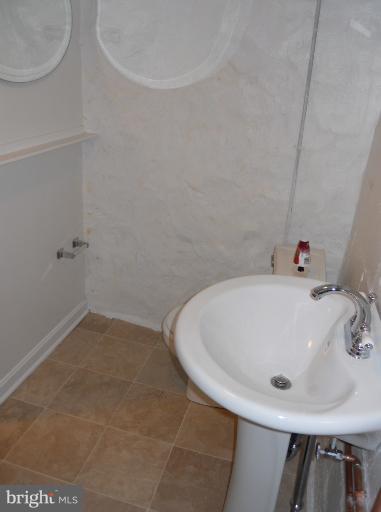 3705 Woodridge Road Baltimore, MD 21229 - Photo 11 of 23 Bath