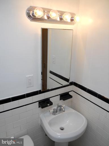 3705 Woodridge Road Baltimore, MD 21229 - Photo 14 of 23 Bath