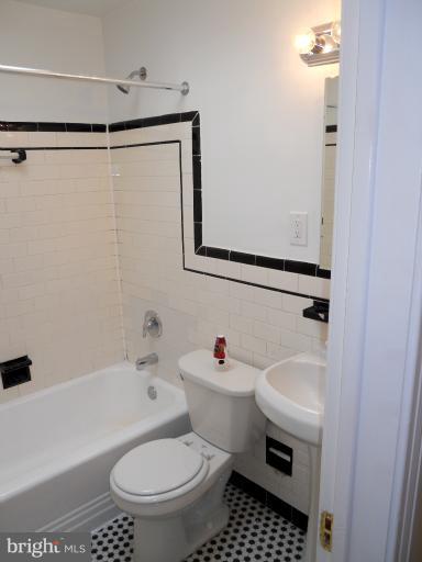 3705 Woodridge Road Baltimore, MD 21229 - Photo 8 of 23 Bath