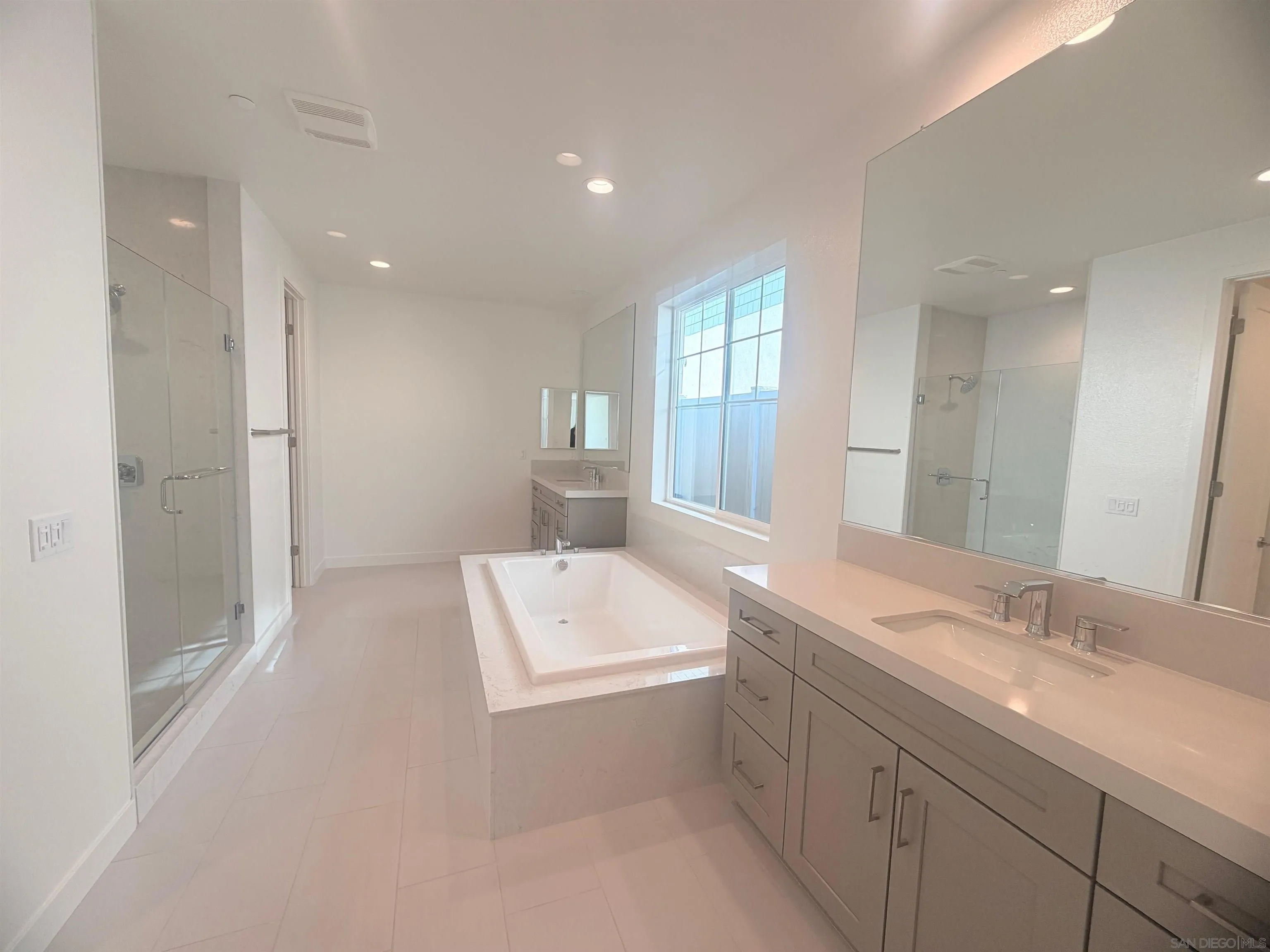 13765 Holly Oak Way Poway, CA 92064 - Photo 22 of 31 a bathroom with a sink a tub and a mirror