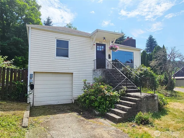 a view of a house with a yard