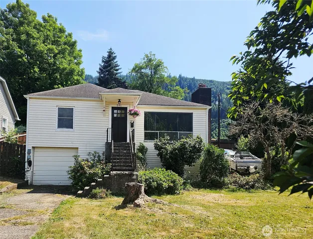 a view of a house with backyard and garden