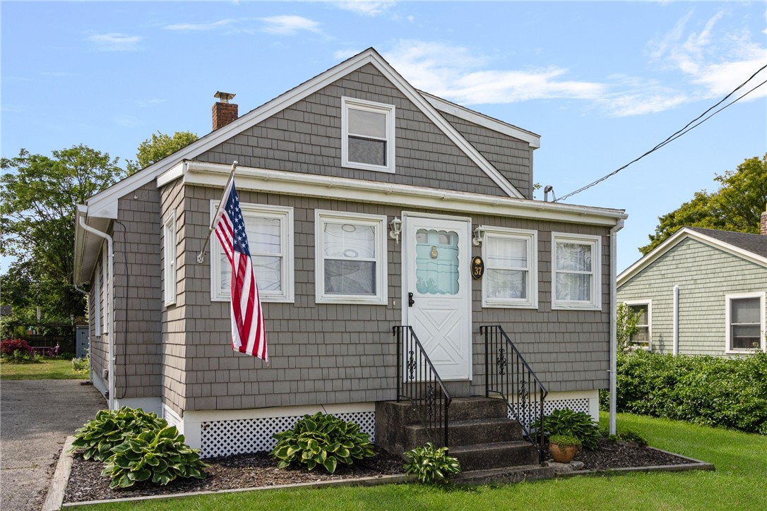 37 Reservoir Road Middletown, RI 02842 - Photo 1 of 39 Front of House