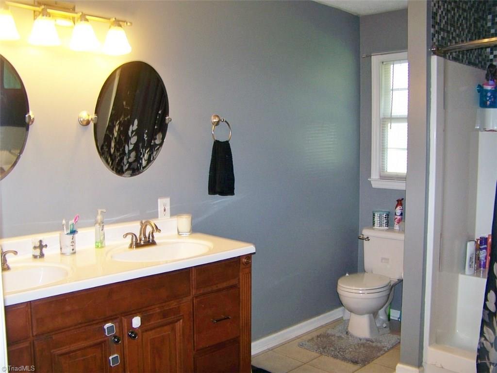 822 Creed Road Ararat, NC 27007 - Photo 7 of 10 Bath