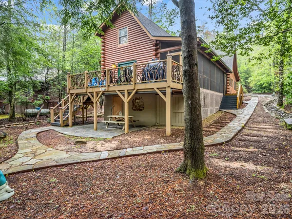 a view of a house with backyard