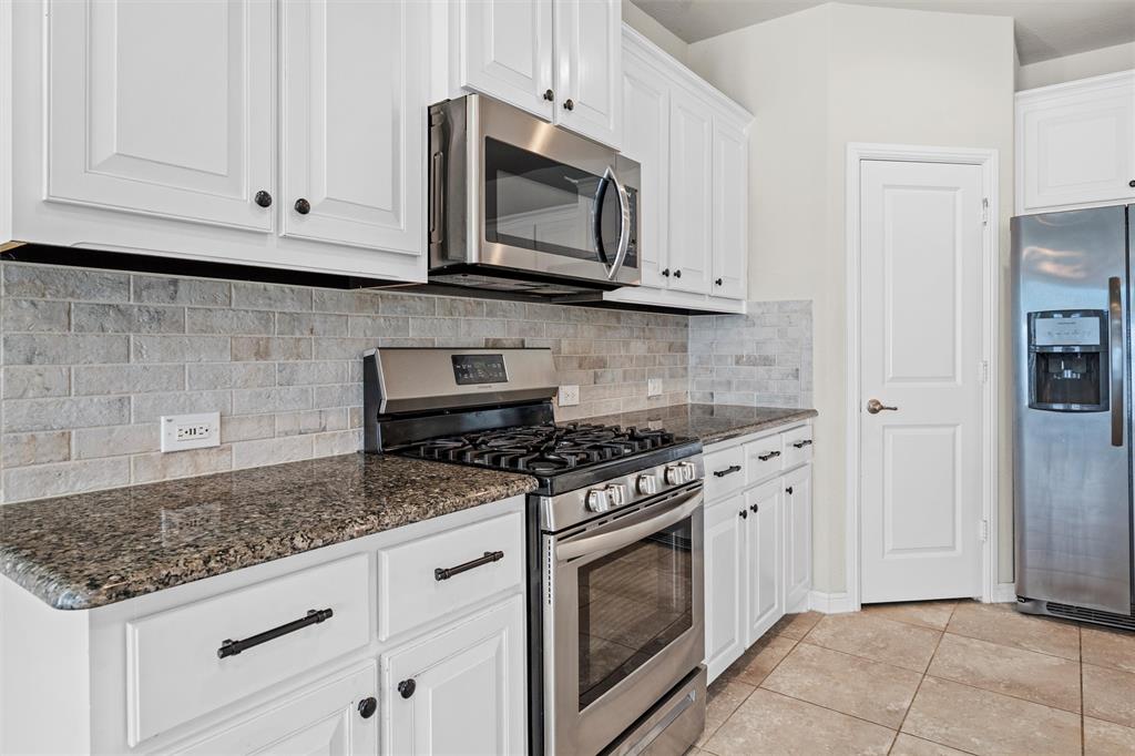 912 Falcon Road Argyle, TX 76226 - Photo 13 of 40 Built in microwave and gas range.