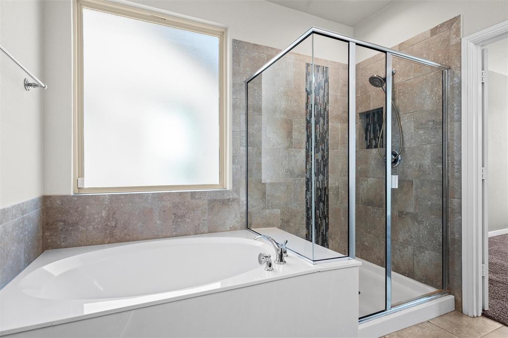 912 Falcon Road Argyle, TX 76226 - Photo 20 of 40 Tile shower with built in niche and separate soaking tub.