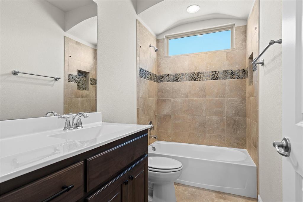 912 Falcon Road Argyle, TX 76226 - Photo 36 of 40 Second upstairs full bath.