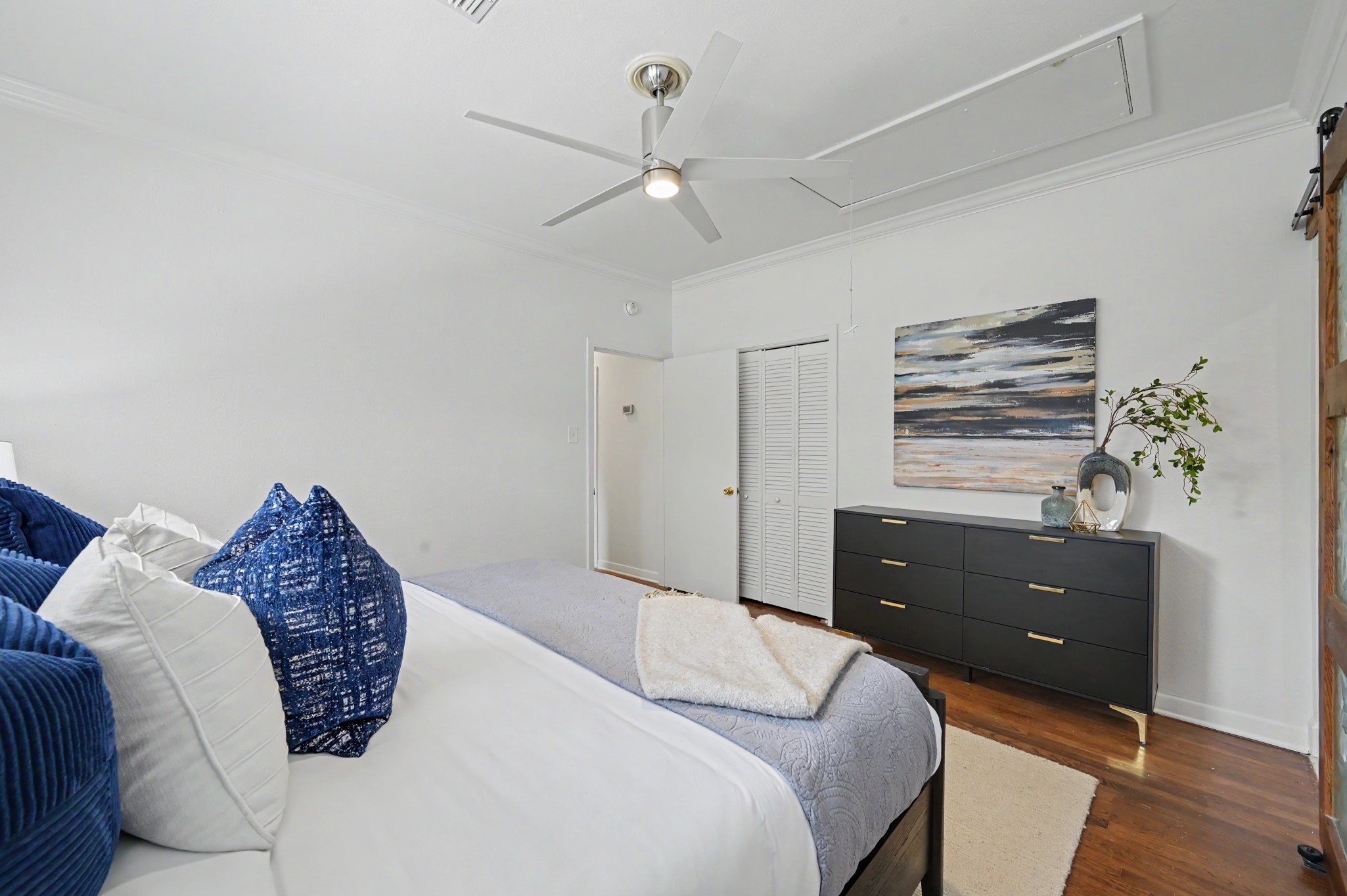 807 Key Street Houston, TX 77009 - Photo 16 of 27 Additional view of the primary bedroom highlighting its comfortable proportions, hardwood flooring, and clean, neutral finishes.