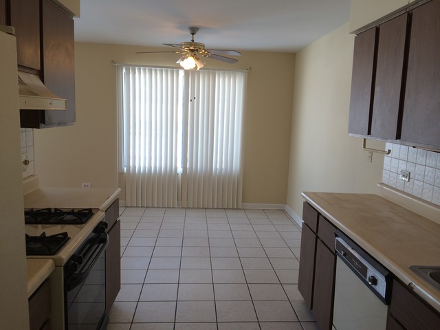 17 Churn Road, Unit 23 Matteson, IL 60443 - Photo 7 of 17 an empty room with windows