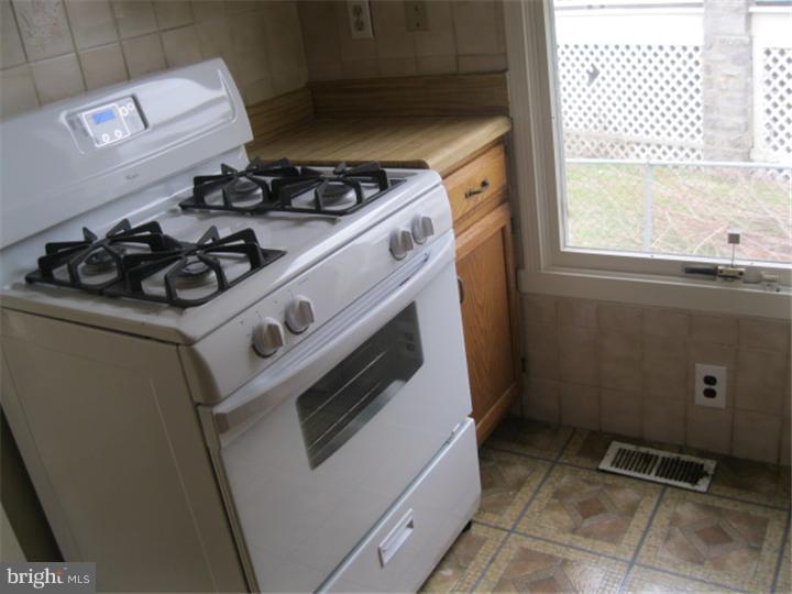 114 Laurel Road Sharon Hill, PA 19079 - Photo 5 of 10 Kitchen