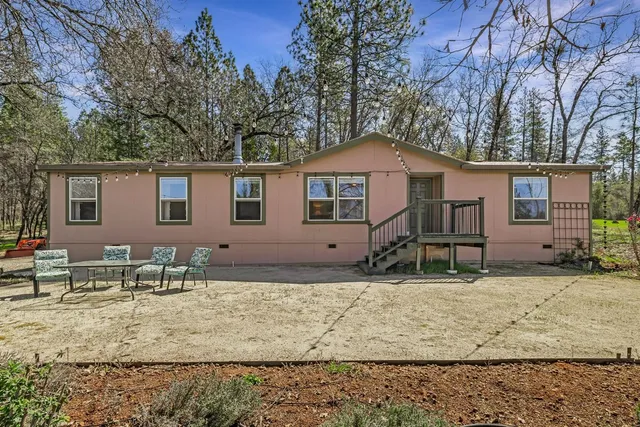 a view of a house with backyard