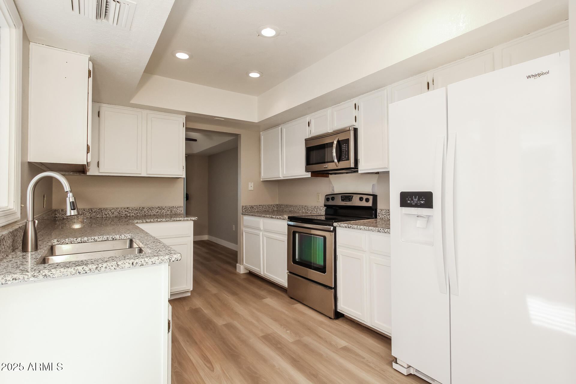 7653 East Vista Drive Scottsdale, AZ 85250 - Photo 4 of 21 6-photo-Kitchen
