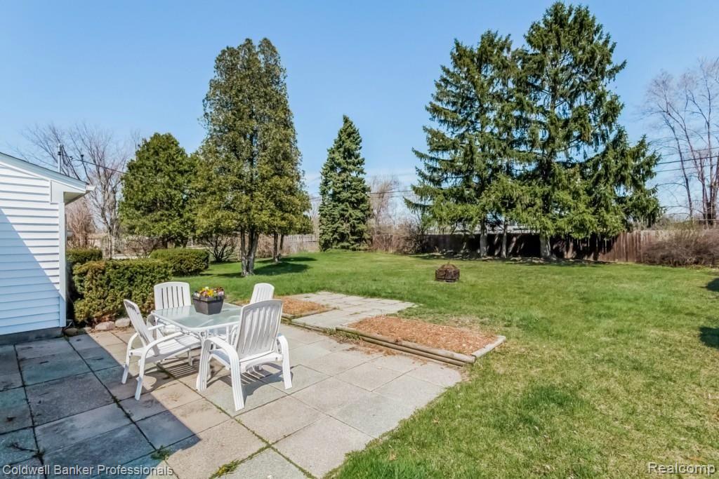 3173 Avon Manor Road Rochester, MI 48307 - Photo 13 of 23 Huge Backyard!