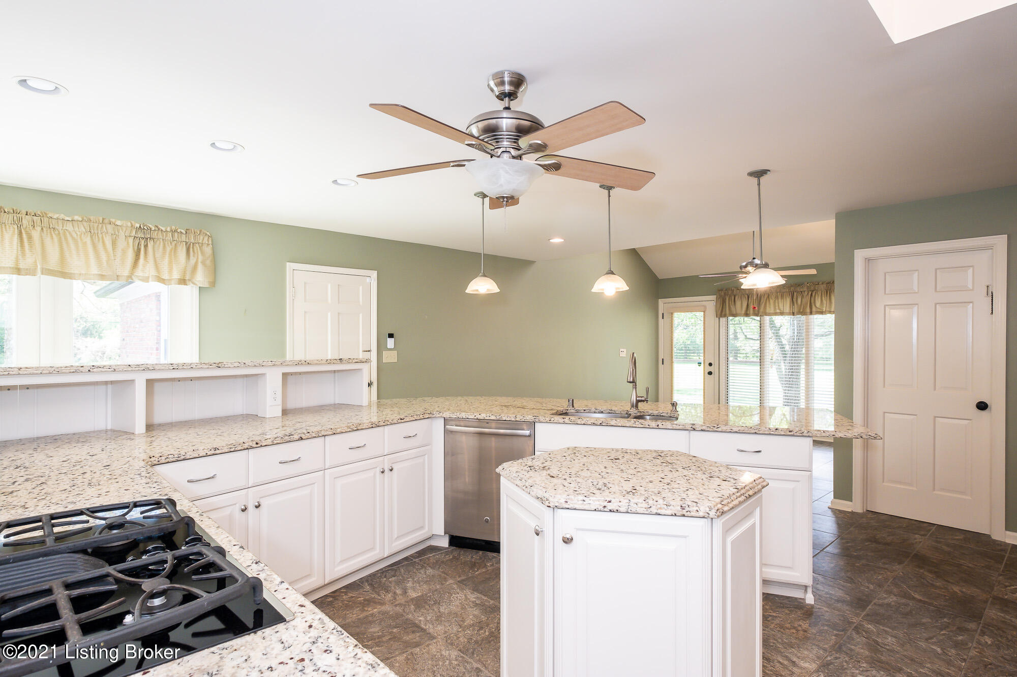 6014 Innes Trace Road Louisville, KY 40222 - Photo 17 of 56 Small-40