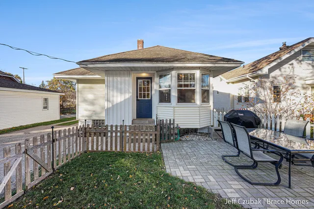 $289,000 | 612 Deming Street Southeast, Grand Rapids, MI 49507