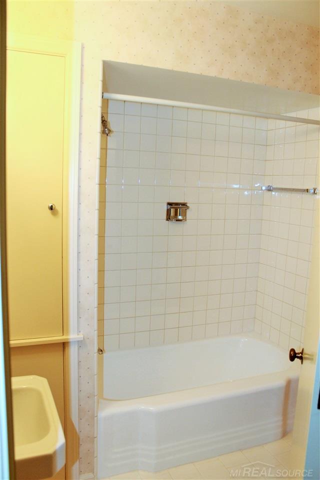350 Moross Road Grosse Pointe, MI 48236 - Photo 43 of 70 31306320-42.JPG