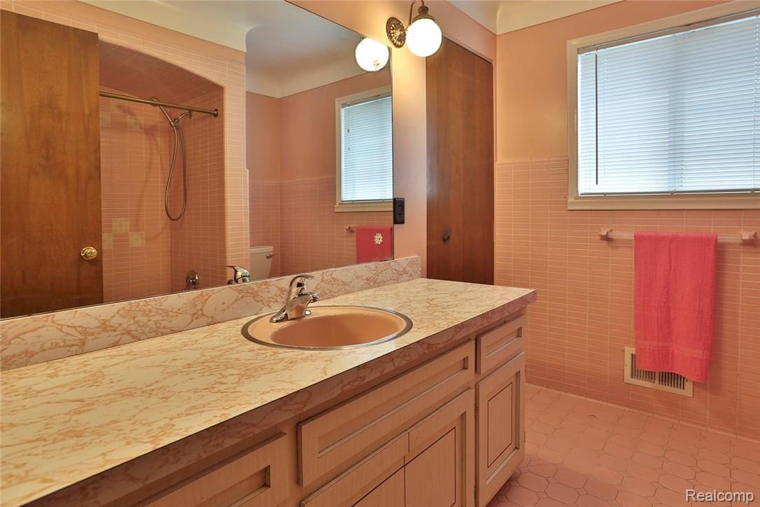 23490 King Road Trenton, MI 48183 - Photo 16 of 23 Full bath